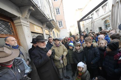 Gli studenti del liceo Petrarca ascoltano l'intervento del rabbino capo Alexandre Meloni.